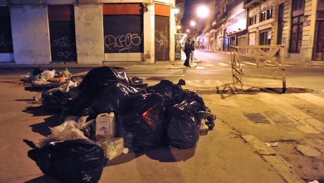 Las calles amanecieron cubiertas de basura 