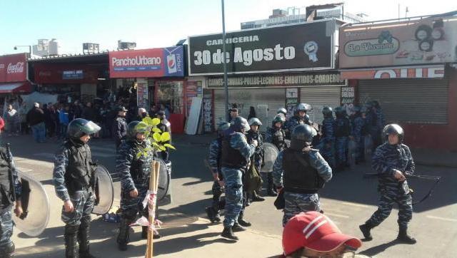 Morón, zona de guerra: impactante despliegue para desalojar a vendedores