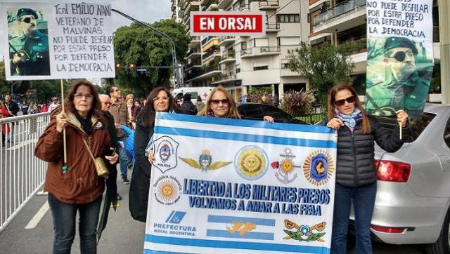 Desfile militar en Palermo: aviones de guerra, militares y familiares de represores