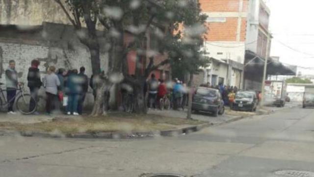 Largas filas por una bolsa de pan lactal en el Conurbano Bonaerense 