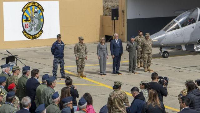 El ministro de Defensa, Jorge Taiana, encabezó este lunes 6 junto a la gobernadora de Santa Cruz, Alicia Kirchner, y al jefe de la Fuerza Aérea, brigadier general Xavier Issac, la ceremonia de reapertura de la X Brigada Aérea