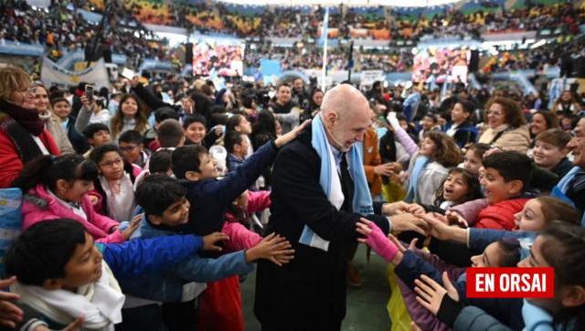 Larreta utiliza a niños en acto de campaña bajo el pretexto de la Promesa a la Bandera