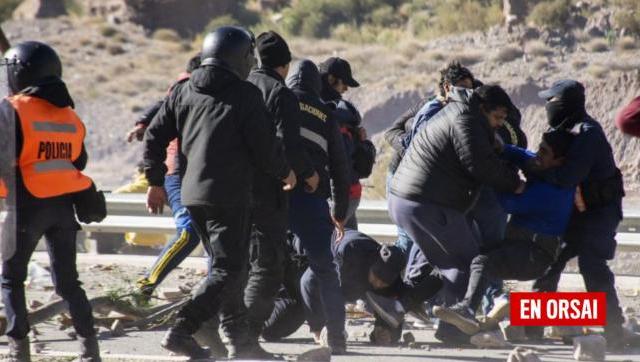 La policia de Morales armados hasta los dientes ataca a docentes indefensos