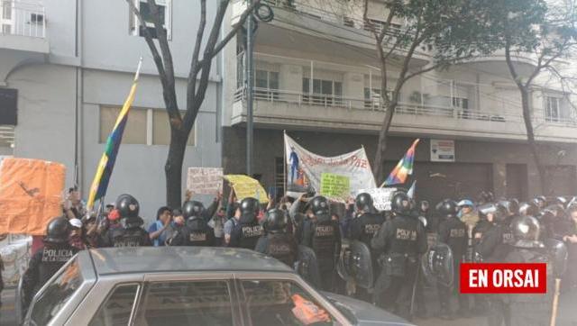 La policía de Larreta reprime protesta contra Gerardo Morales: Incidentes Frente a la Sede de la UCR