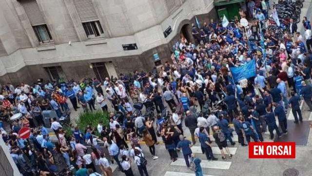 Marcha de empleados del Banco Nación en el Microcentro porteño