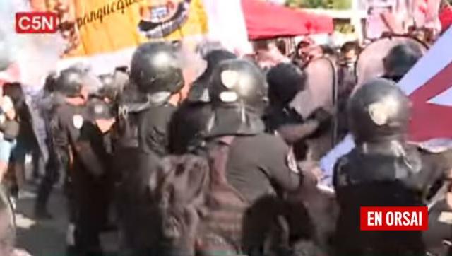 Violenta represión policial en Plaza del Congreso durante manifestación pacífica