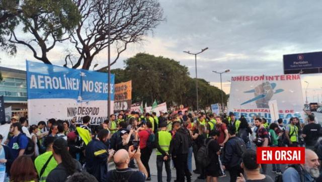 El oscuro plan del gobierno para privatizar Aerolíneas Argentinas: