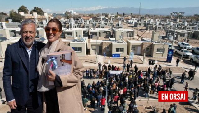 El barrio de la vergüenza: La entrega de viviendas de Cornejo y Suárez a periodistas AMIGOS