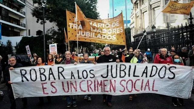 Marcha de jubilados contra el veto de Milei que cancela la recuperación de haberes