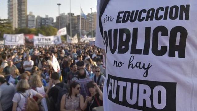 El fin de la educación pública: ¿quién se beneficia del vaciamiento?