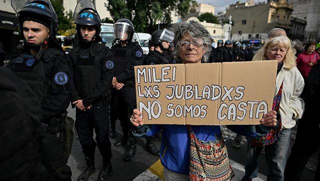 Milei odia a los jubilados: ya no tienen medicamentos con cobertura del 100%