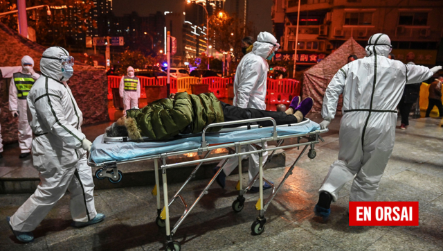 La COVID-19 desbordó los hospitales de Wuhan, China, en enero de 2020. HECTOR RETAMAL/AFP vía Getty Images